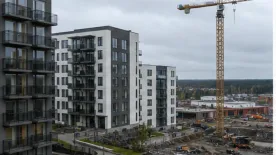 Flerbostadshus och byggkranar vid ett pågående bostadsbygge.