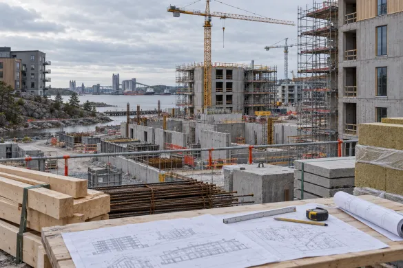 Generisk illustration av industribyggnad och byggställning utan personer